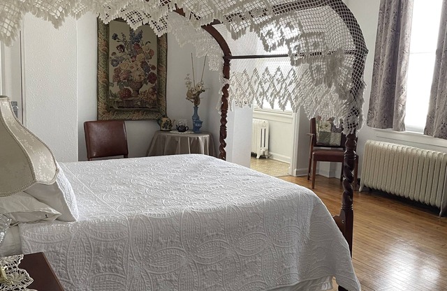 #303 The Victorian Suite, Apartment "A Winter Retreat in Boone, IA