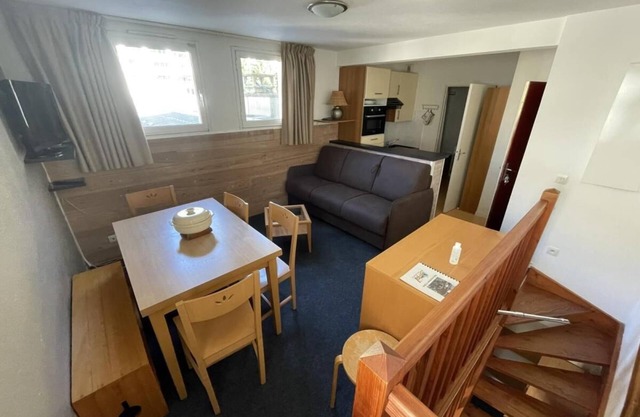 30m from resort center, 3rd floor, view resort, fitness, swimming pool, sauna, tv, ski locker, 35m²
