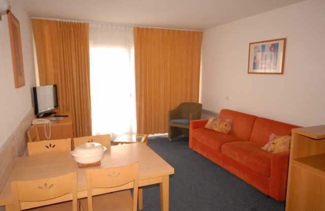 30m from resort center, 2nd floor, view ski slopes, fitness, swimming pool, sauna, tv, ski locker