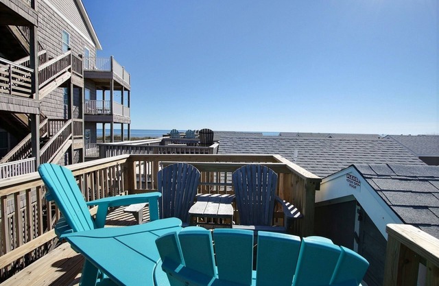 34 Sailing In A Gale Studio Bedroom Condo by RedAwning