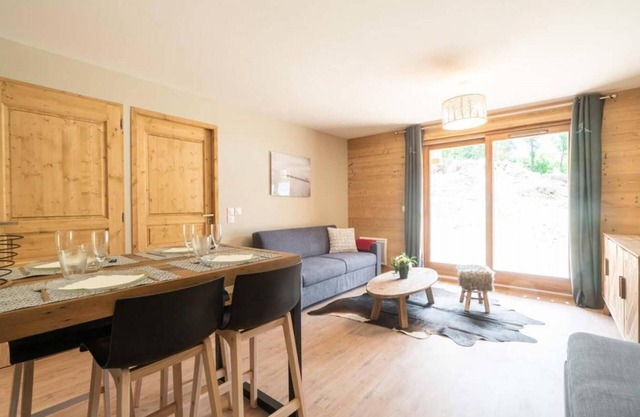 385m from ski slopes, 1st floor, view forest, terrace, parking, tv, ski locker, 40m², Valmorel