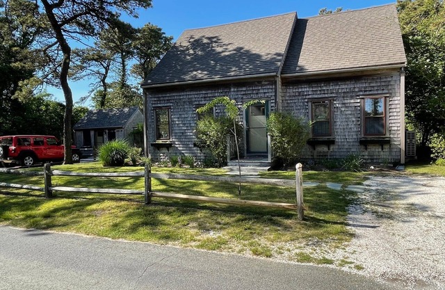 3B/2.5b Home Steps to Nature Preserve & 40th Pole Beach! Fenced Yard. Dogs OK!