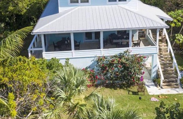 3b/3b, whole house generator, 238 steps to Coco Bay. Sleeps 4-6-8. City water.