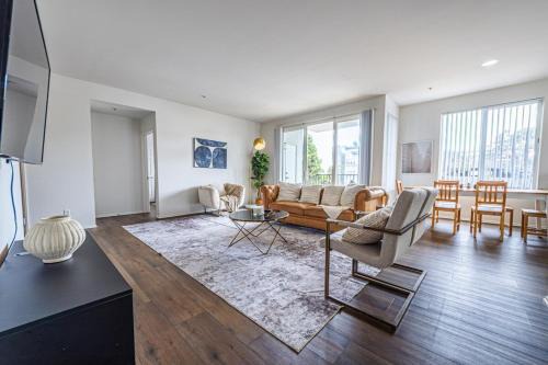 3BD 2BA in Marina del Rey with Pool Gym and Parking!