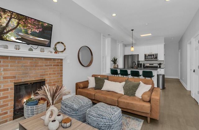 3BD West Town Gem: Explore the Windy City in Style