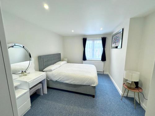 3bed 2bath House-Free Parking-Hi Speed WiFi-Garden-Entire Home-2mins from Train Station