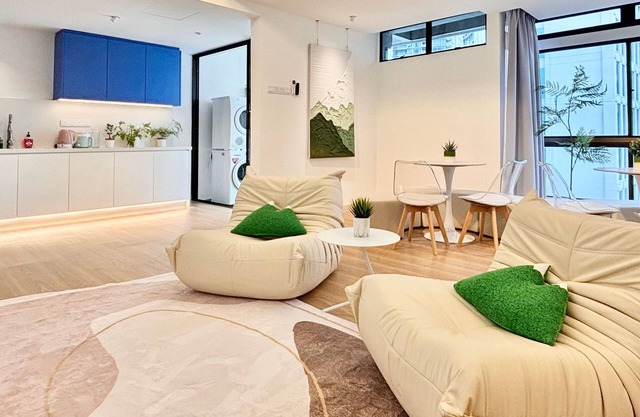 3Bedroom w/Private Bathroom, Condo with A/C on top Fahrenheit88 Shopping Mall