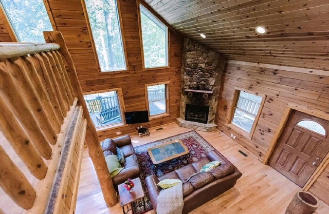 3BR, 2.5BA Log Cabin