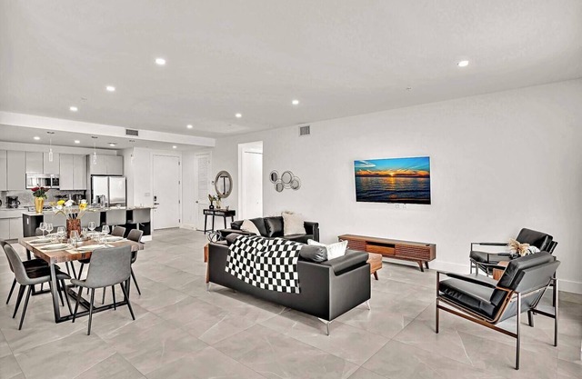 3BR Condo in Fort Lauderdale with Rooftop Oasis