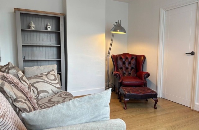 3BR Home Away From Home Free Parking Near LGW Airport