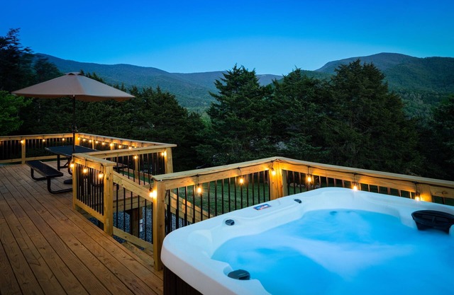 3BR! Mountain View! Hot Tub! Fire Pit. Games. King beds. Sleep 6! Near SNP.
