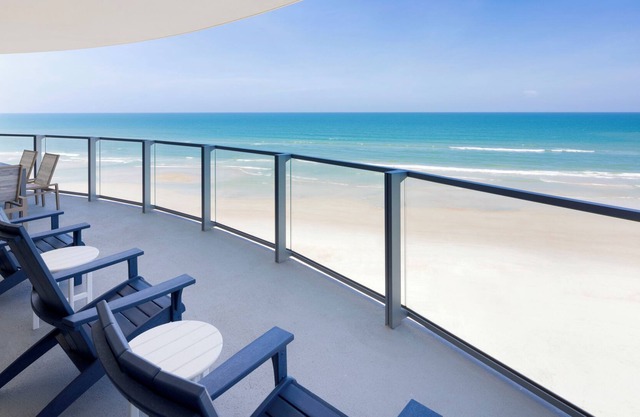 3BR Oceanfront Getaway: Pool, Gym, Dual Masters, Full Kitchen 701