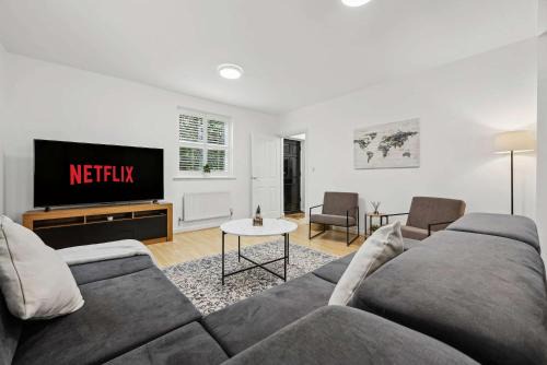 3BR Retreat House Near M6 J7 Garden and Hot Tub