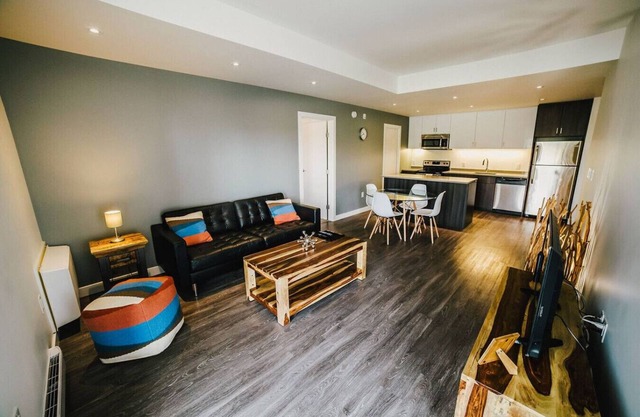 3BR Retreat with Gym, near Assiniboine Park Trails