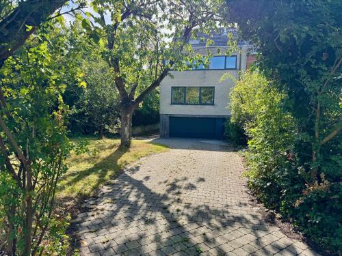 3BR Villa with Big Garden, Ping-Pong, Cinema, Bath