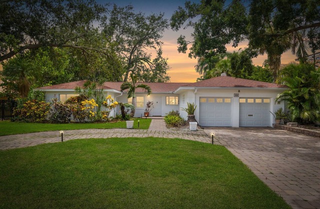 3BR Waterfront Gem~Kayak~Pool~Dog Friendly