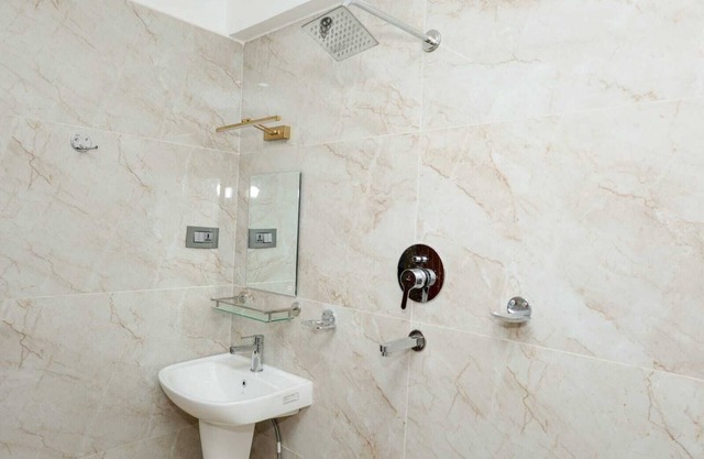 3LDK, 2 private rooms, 1 shared room, spacious kitchen, meeting room, and parking space.