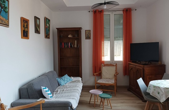 3min walk BEACHES, PARKING Town Hall, Pedestrian street Quiet 42 m2 CLIM 3p max