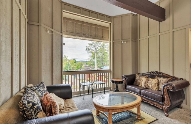 3rd Floor Front Side Penthouse Suite - 302 by Grand Wood Suites