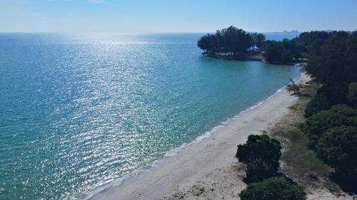4-10pax BAYU BEACH 2R2B PRIVATE BEACH, WATERSPORT, Pool, Bbq, Wifi, 50"TV