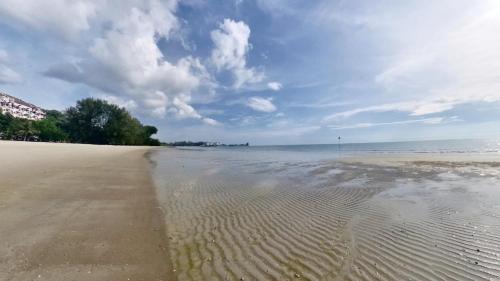 4-10pax Doorstep To PRIVATE BEACH "HEALING", WATERSPORT, Bbq Set, Pool, Wifi, 50"TV