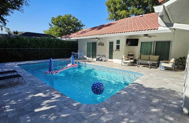 4 BD PARADISE IN SUNNY FL WITH PRIVATE POOL.