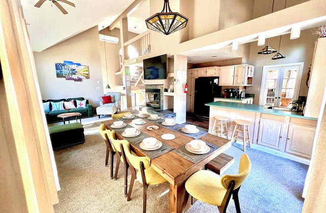 4-bdrm sleep 12 Lake Harmony.Lake/Beach/Pool/Walk to Slopes, Hot tub, Game Room