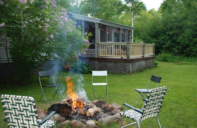 4 Bed 2 Bath Escape in the Woods. 10 minutes to the beach!
