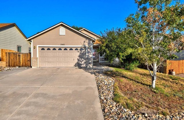 4 BED/2 BATH; Sleeps 10! CO Springs- fenced yard, pets w/fee, Great for Families