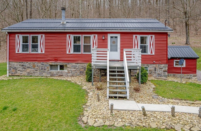 4 Bed, 3 bath Cabin with Hot Tub