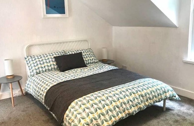 4 bed Townhouse, 5 min taxi to city centre