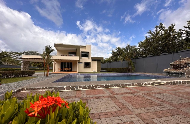 4-bedroom house in delightful Parrita Playa Bandera Puntarenas with WiFi, AC