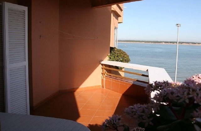 4 bedroom apartment. 1st line of beach.