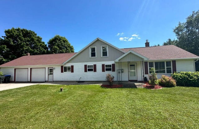 4 bedroom 2.5 bath - Gibraltar Road, Fish Creek