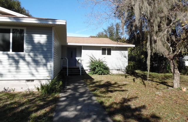 4 Bedroom 2 bath Home on Little Lake Henderson