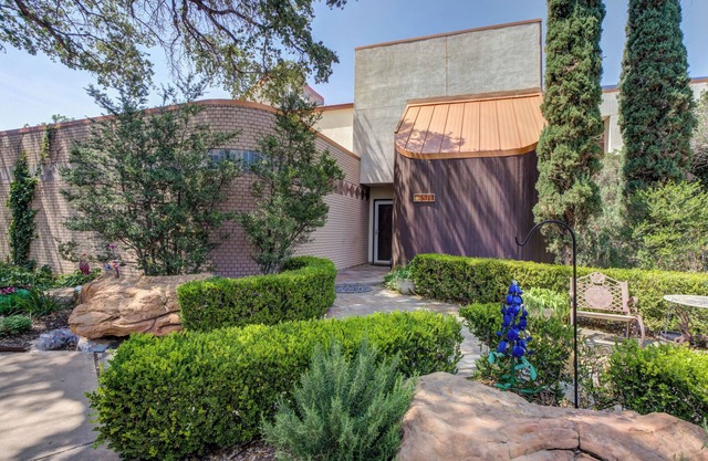 4-bedroom 3 bath modern house on Lakeridge golf course in Lubbock with WiFi, AC