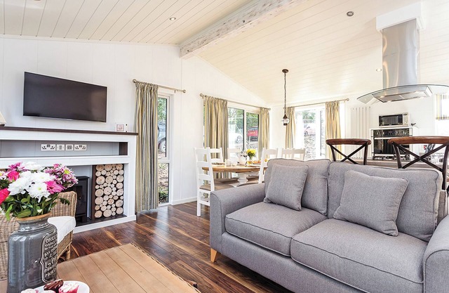 4 bedroom accommodation in Wootton Bridge, Nr Cowes
