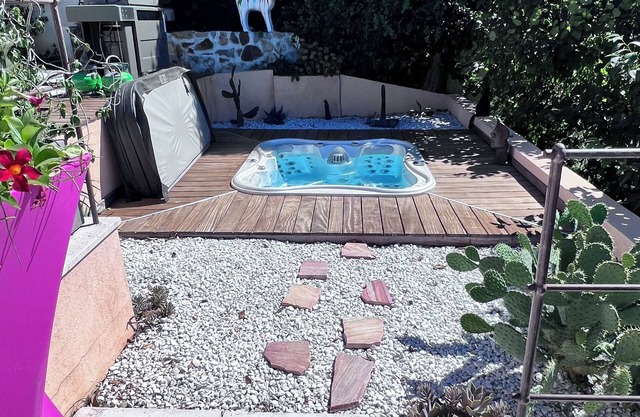4-bedroom detached house with heated pool and jacuzzi
