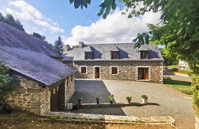 4 bedroom gorgeous home in La Méaugon