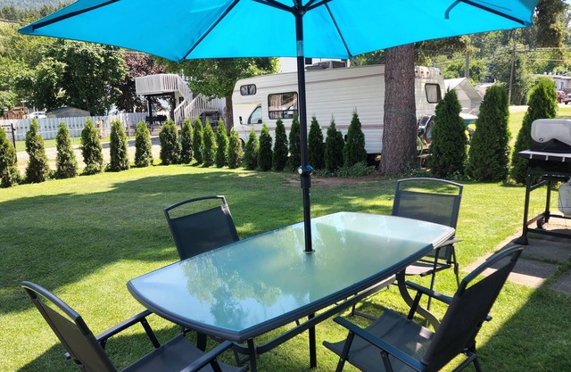 4 Bedroom Home in the Shuswap, Close to Canoe Beach!