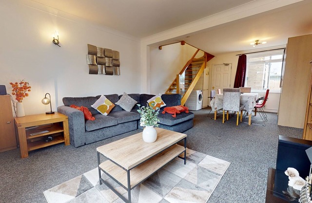 4 Bedroom Home - Sleeps 10 - Free Parking