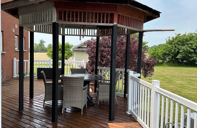 4 Bedroom Home with INDOOR Hot Tub and Pool in Wine country-Niagara Benchlands!