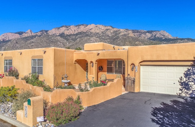 4 bedroom/Hot Tub/Foothills Property