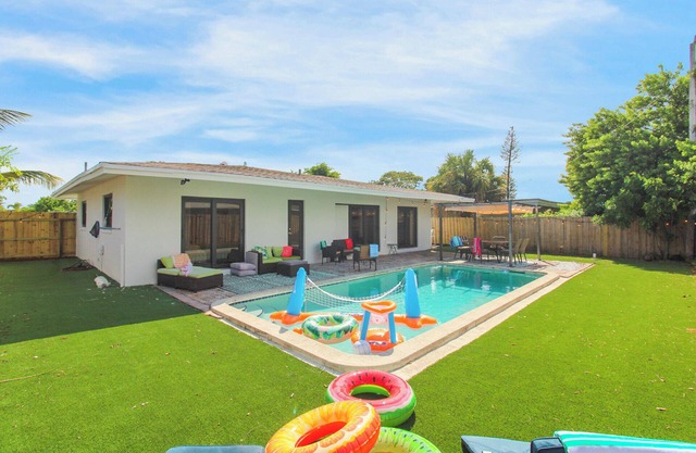 4-bedroom house central in Pompano Beach with pool!