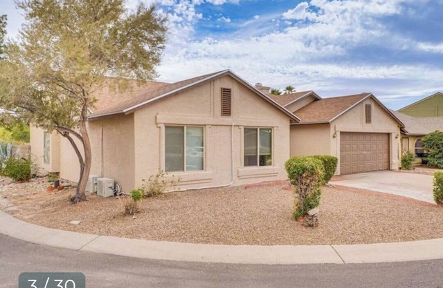 4-bedroom house in charming Tucson with WiFi, fitness equipment, AC