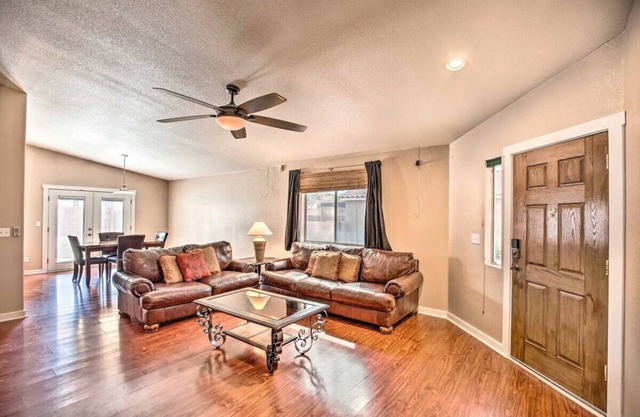 4 Bedroom House! W/Yard/Garage/Washer/Dryer & Near UA!