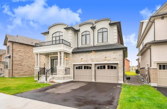 4 bedroom house with free parking on premises