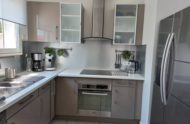 4-bedroom house with parking and 2 outdoor spaces less than 20 minutes from the beach