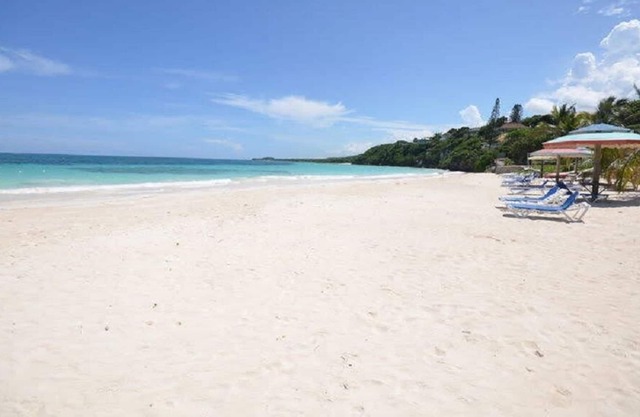 4 bedroom Private beachfront Villa with Staff