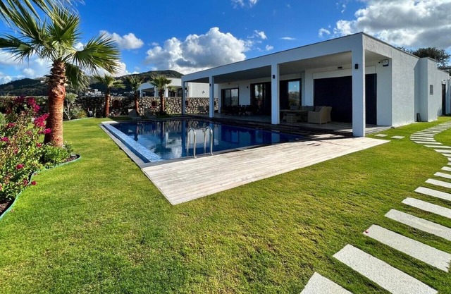 4 Bedroom Villa with Private Pool and Separate Staff Room in Yalıkavak